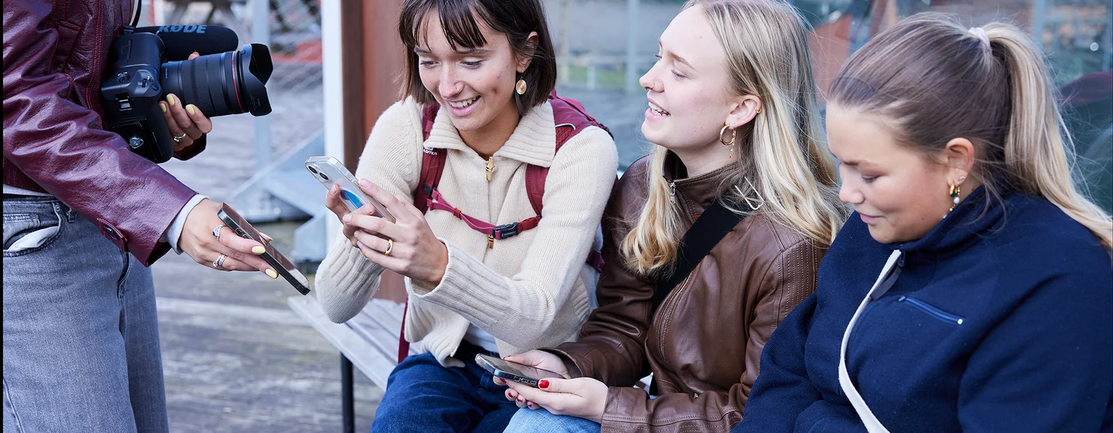 Personer med mobiltelefoner i forbindelse med en fotooptagelse